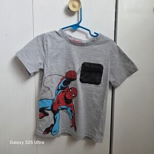 EUC Marvel Comics Spider-Man heathered gray t-shirt with a black mesh pocket. 4T